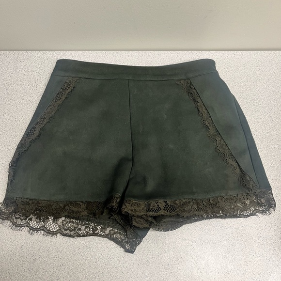 Dark green velvet shorts with lace - Picture 1 of 3